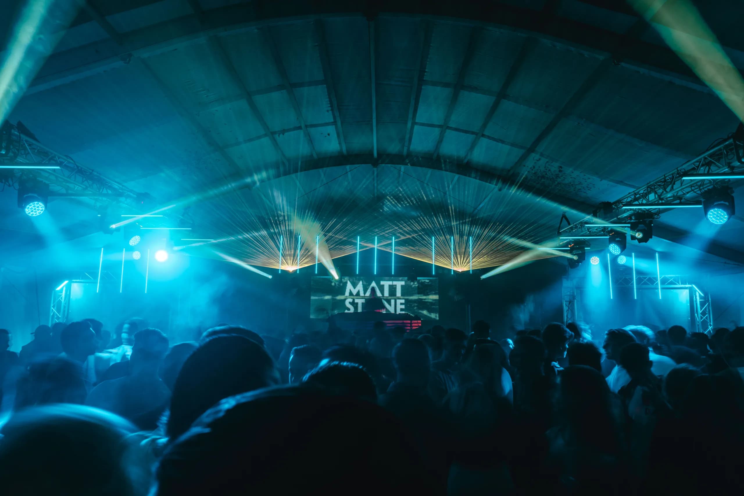AV-materiaal huren bij DAE Productions. CDJ's, mixers, licht en geluid