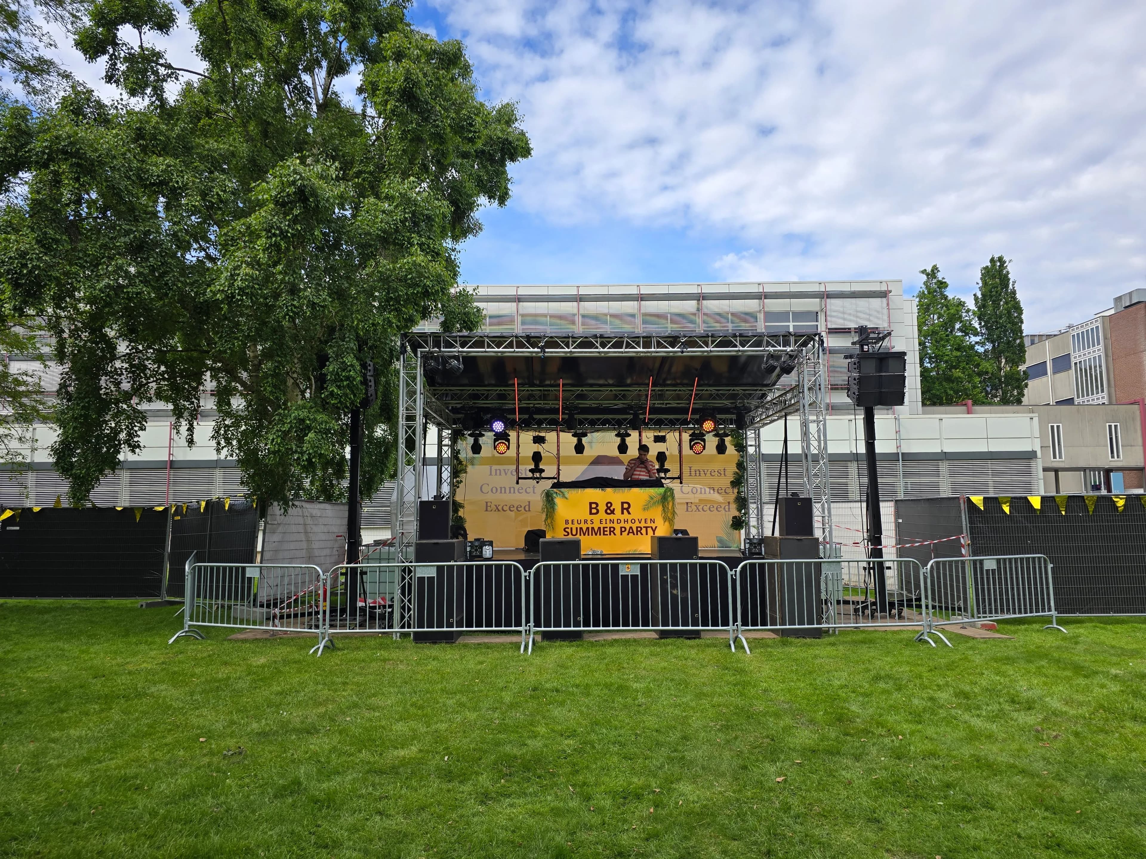 Buitenpodium voor braderie & dorpsfeest — licht, geluid en techniek door DAE Productions