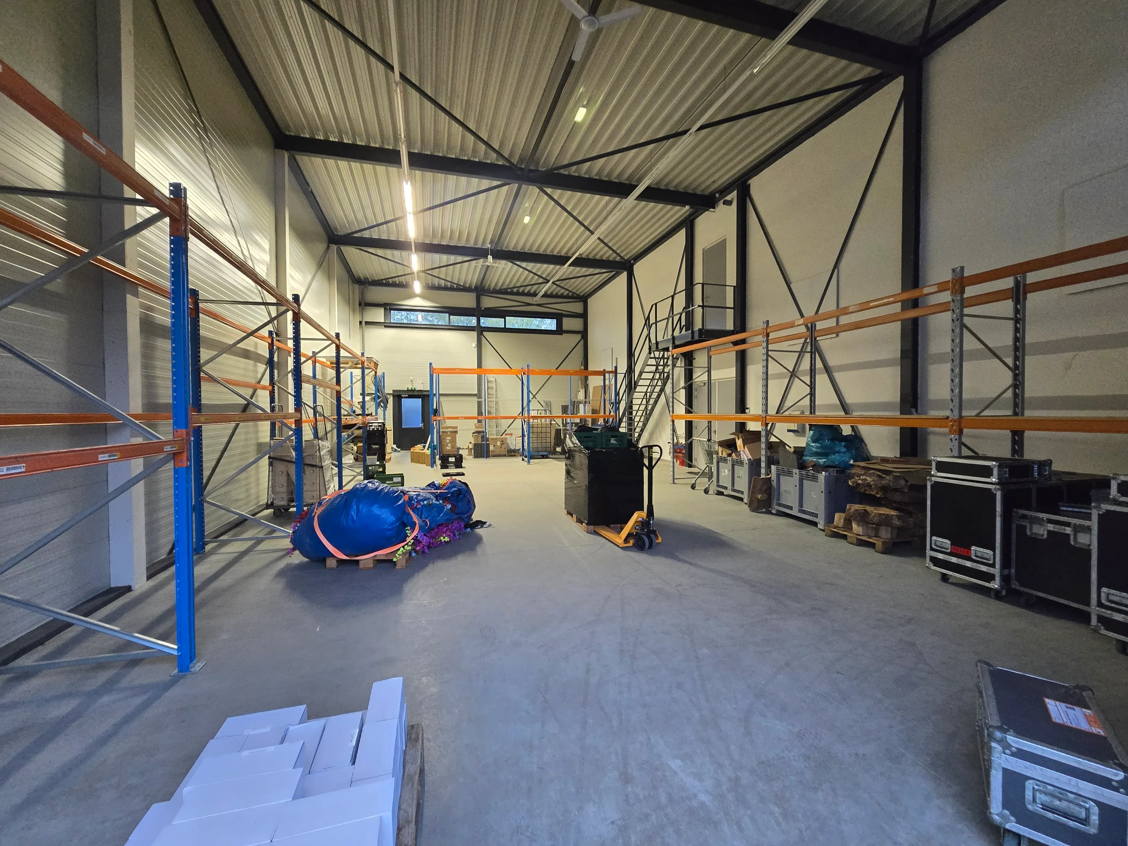 Het verhuurmagazijn van DAE Productions in Weert — dry-hire AV-apparatuur